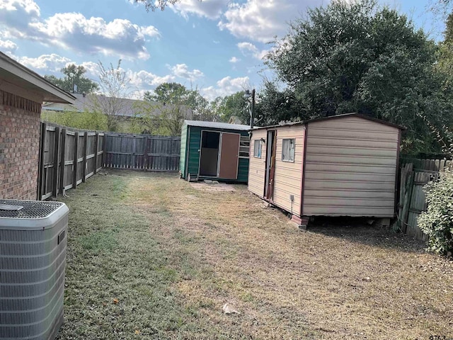 view of yard featuring a shed and cooling unit