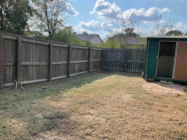 view of yard with a shed