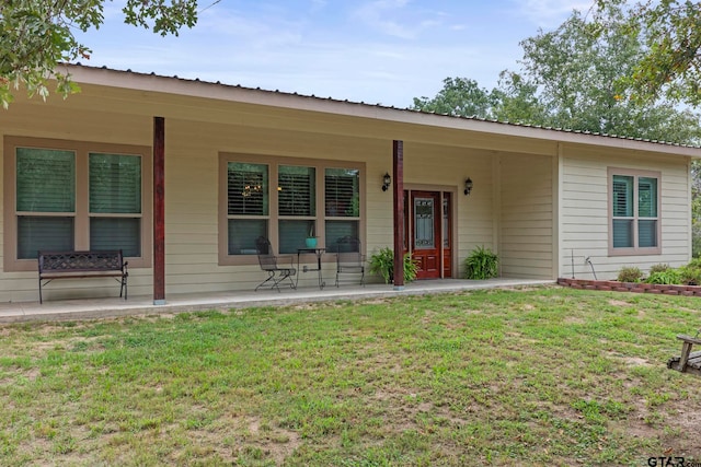 view of front of property with a front yard