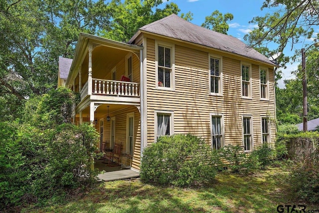 502 E Montgomery St, Crockett, TX 75835 - view of side of property featuring a balcony