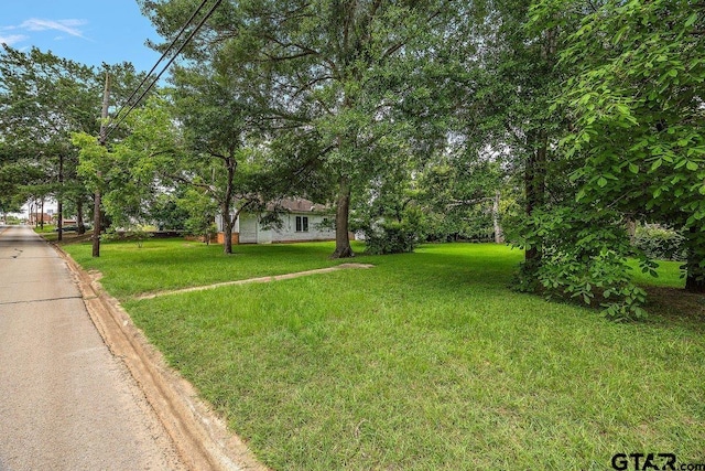 502 E Montgomery St, Crockett, TX 75835 - view of front of home with a front yard