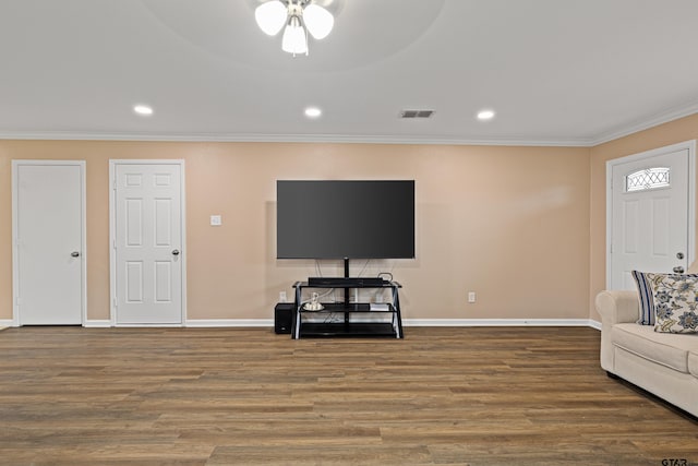 553 Princess Pl, Tyler, TX 75704 - living area featuring visible vents, baseboards, crown molding, and a ceiling fan
