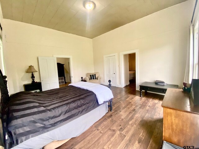 138 S Grace St, Crockett, TX 75835 - bedroom with wood finished floors and vaulted ceiling