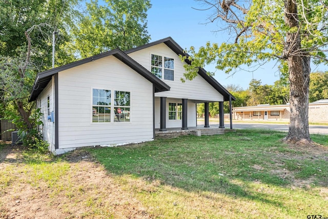 view of front facade featuring a porch and a front lawn