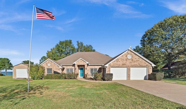 view of front of property featuring a front lawn