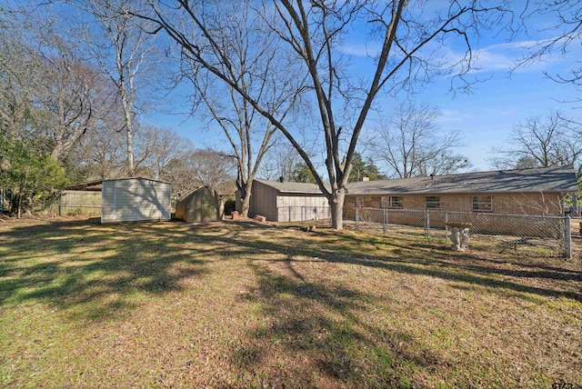 view of yard featuring a shed