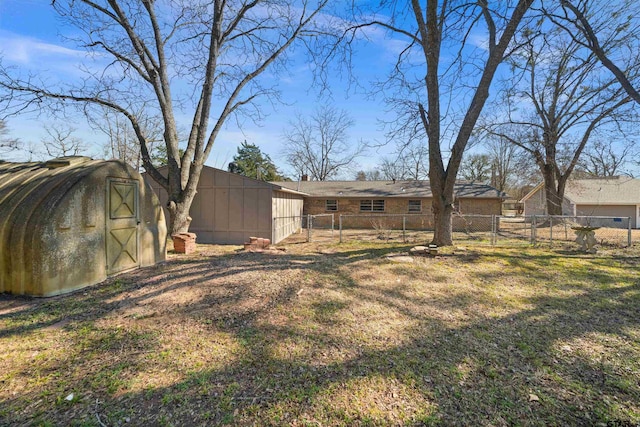 view of yard with an outbuilding