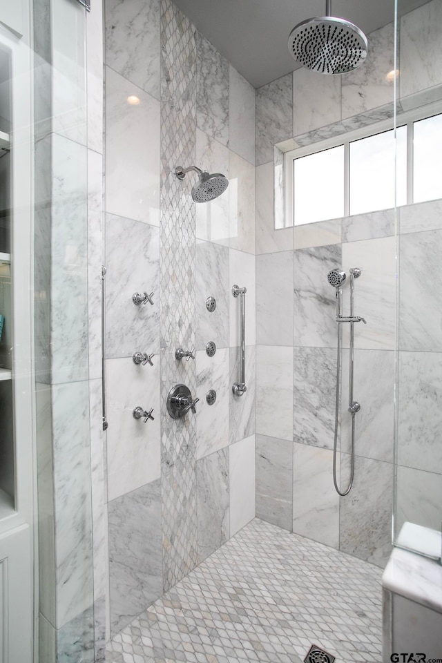 bathroom featuring tiled shower