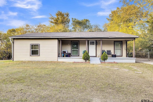 ranch-style house with covered porch and a front yard