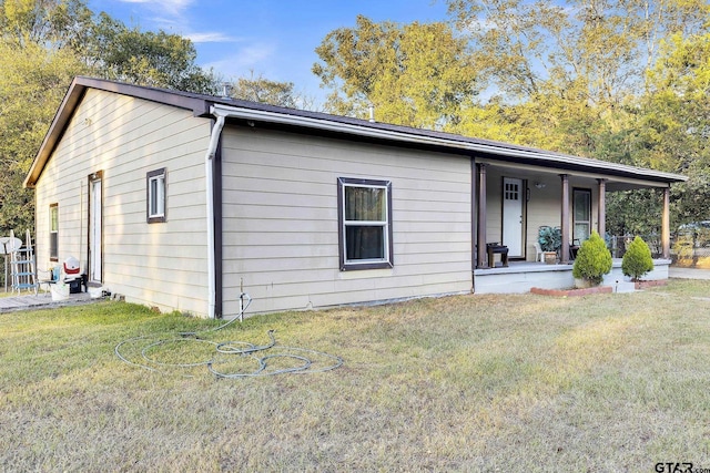 view of front of house featuring covered porch and a front lawn