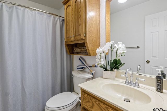 full bathroom with curtained shower, toilet, and vanity