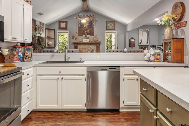 kitchen featuring sink, appliances with stainless steel finishes, dark hardwood / wood-style floors, decorative light fixtures, and lofted ceiling