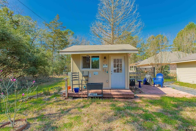 view of outdoor structure featuring an outbuilding and fence