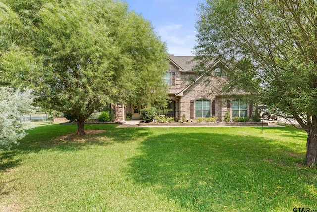 view of front of home featuring a front yard