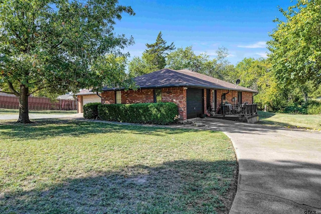 single story home with a front lawn