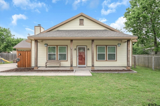 view of front facade featuring a front yard