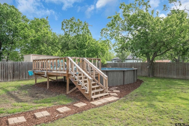 view of yard featuring a fenced in pool