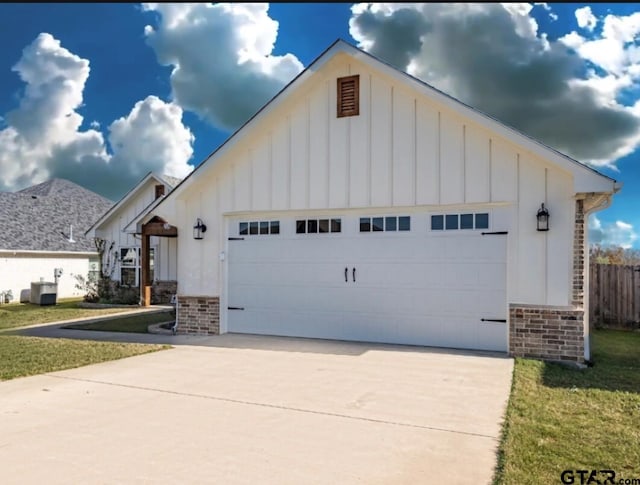 view of front of property featuring a front yard