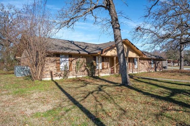 view of front of property with a front yard