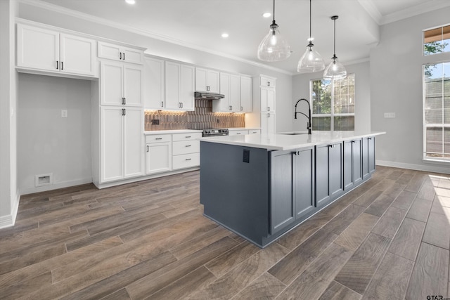 3827 Scenic Dr, Tyler, TX 75709 - kitchen featuring white cabinetry, wood finished floors, light countertops, a kitchen island with sink, and recessed lighting