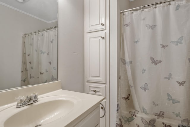 bathroom with a shower with shower curtain, crown molding, and vanity