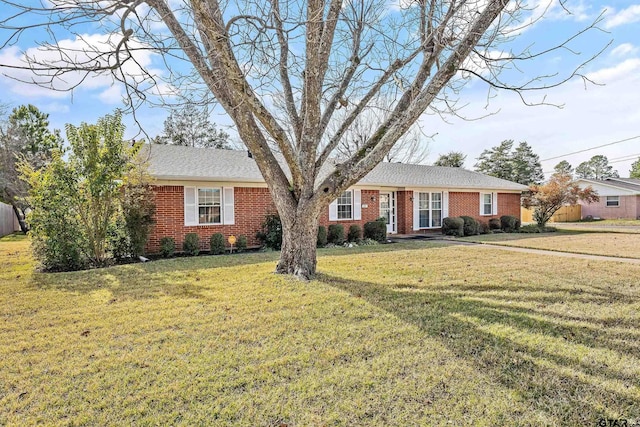 single story home with a front lawn