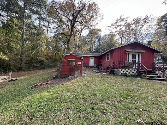 rear view of house featuring a lawn