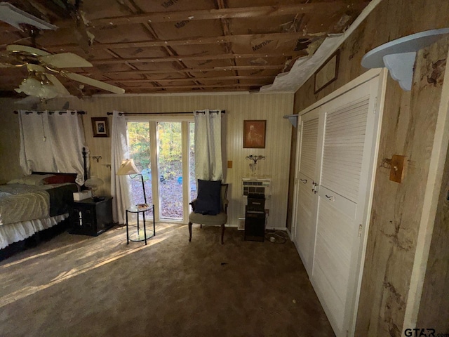 living area featuring ceiling fan and concrete floors