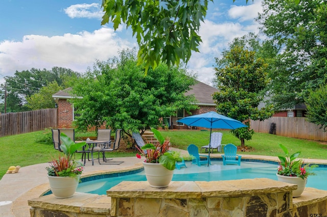 view of swimming pool with a lawn