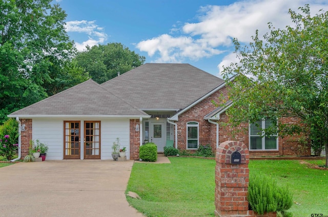 ranch-style home featuring a front lawn