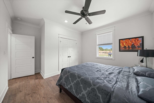 bedroom with ceiling fan, a closet, dark hardwood / wood-style flooring, and ornamental molding