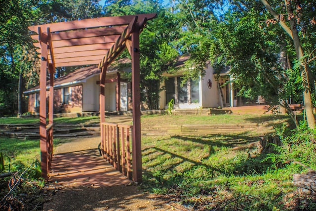 view of yard with a pergola