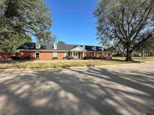 single story home featuring a front yard