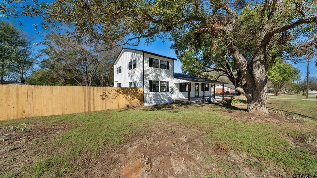 view of front facade featuring a front yard