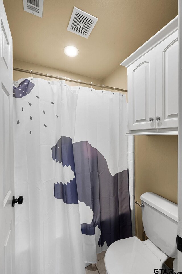 803 Marquette Ln, Tyler, TX 75703 - bathroom with toilet, a shower with curtain, and recessed lighting