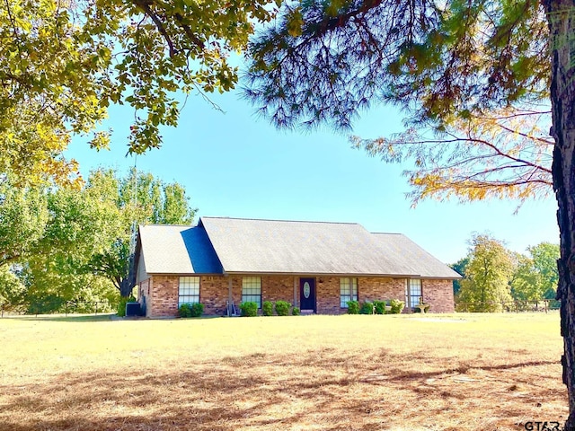 single story home with a front yard