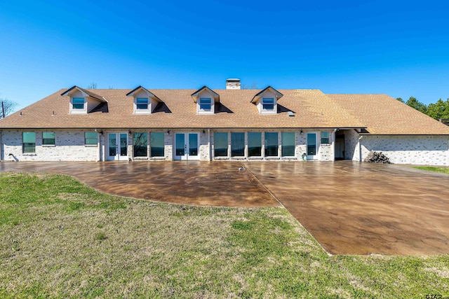 view of front of home featuring a patio and a front yard