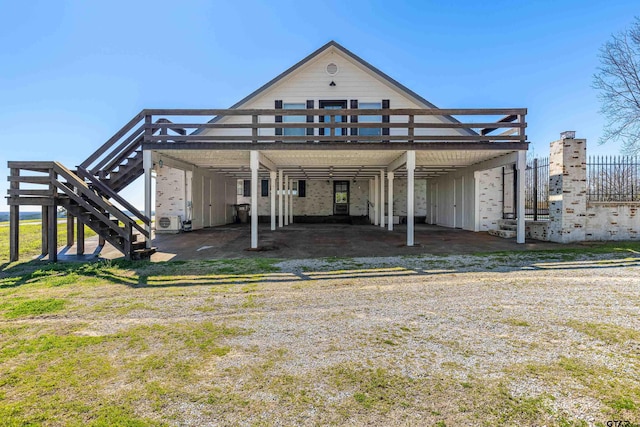 view of front of property featuring a front yard and a carport