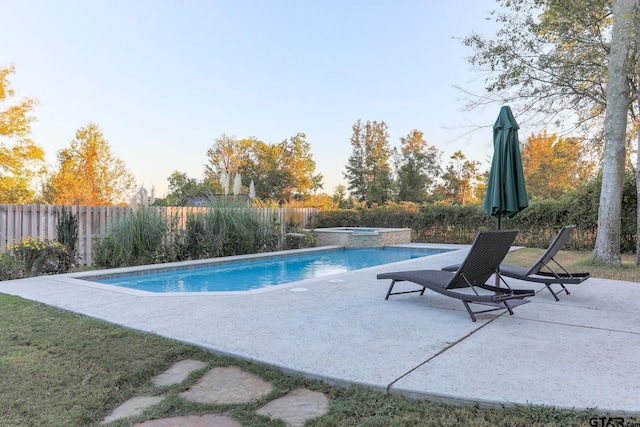 view of pool with an in ground hot tub and a patio