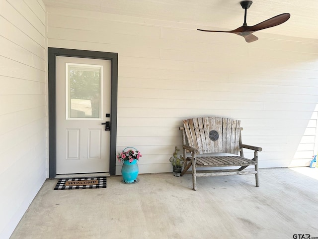 property entrance featuring ceiling fan