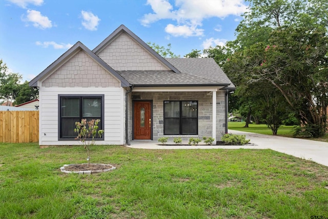 view of front of property featuring a front yard