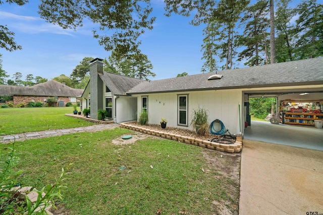 ranch-style home featuring a carport and a front lawn