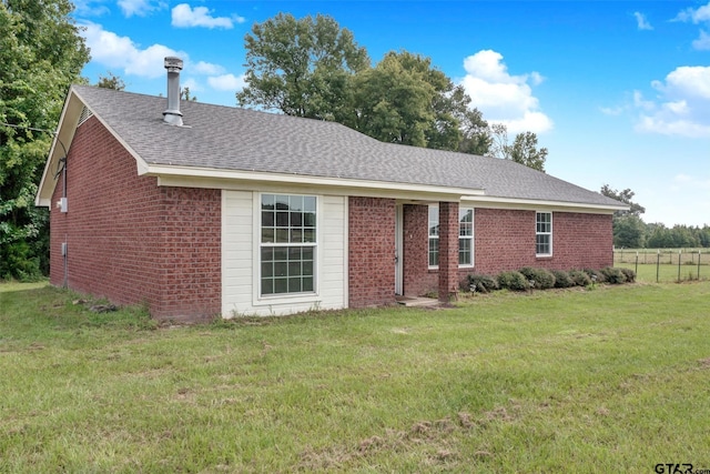 single story home featuring a front lawn