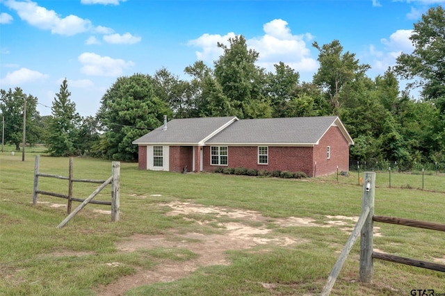 view of front facade featuring a front lawn