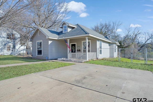 view of front of property featuring a porch and a front lawn