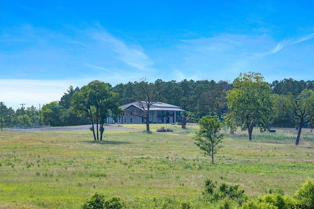 view of yard featuring a rural view