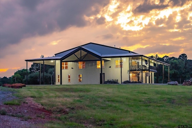 view of front of home featuring a lawn