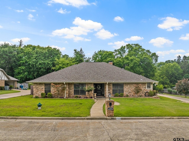 single story home with a front yard