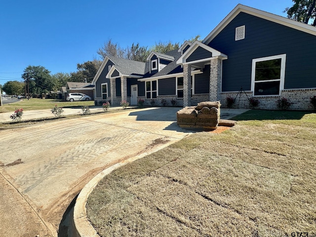 craftsman-style house with a front yard