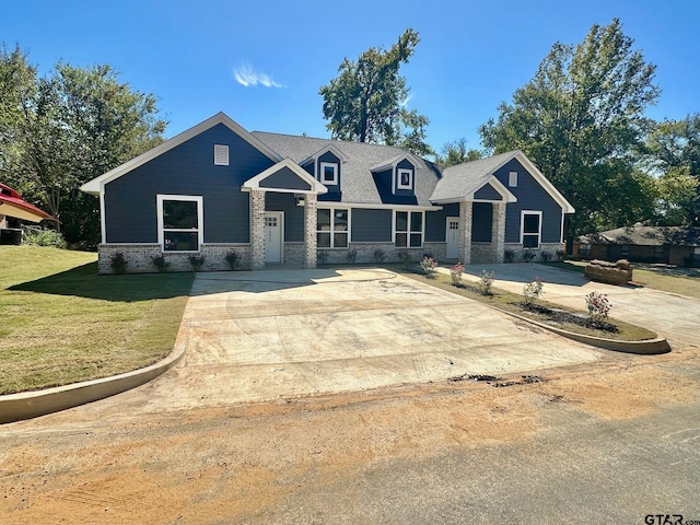 craftsman-style house with a front yard